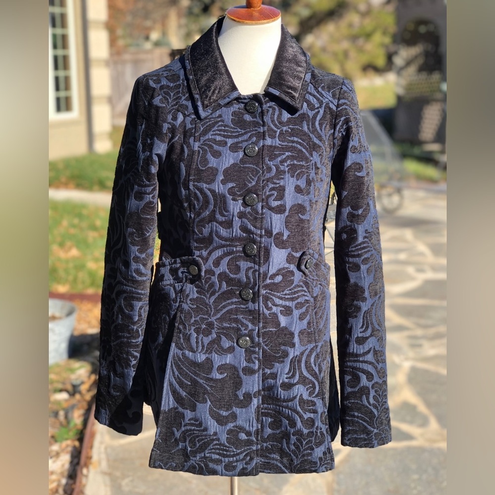 Free People midnight blue/ black velvet brocade button up jacket size 8
